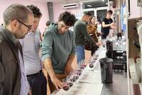Immagine: assaggi alla cantina di microvinificazione (1)