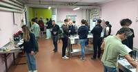 Immagine: assaggi alla cantina di microvinificazione (3)