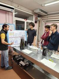 Immagine: assaggi alla cantina di microvinificazione (5)