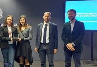 Image: Dirigente Penasa con docente eMinutolo e studentesse corso enotecnico FEM